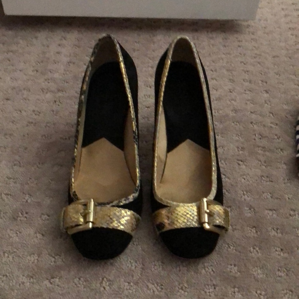 MICHAEL KORS BLACK PUMPS WITH FAUX SNAKESKIN TRIM